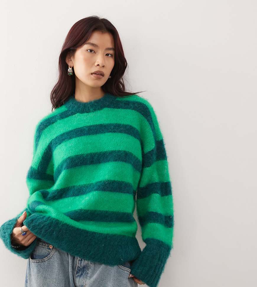 Monki - Flauschiger, gestreifter Oversize-Pullover in Grün-Bunt von Monki