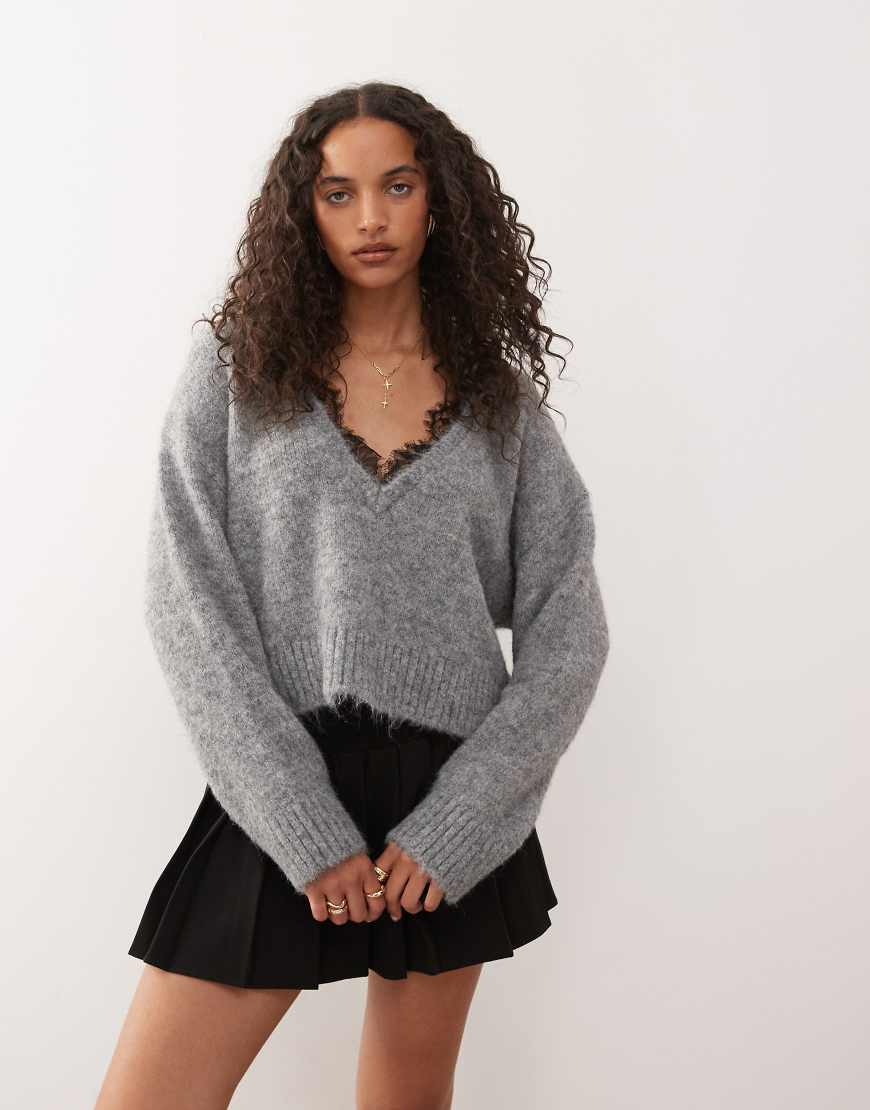 Monki - Flauschiger Strickpullover in Grau mit V-Ausschnitt und Spitzenbesatz von Monki