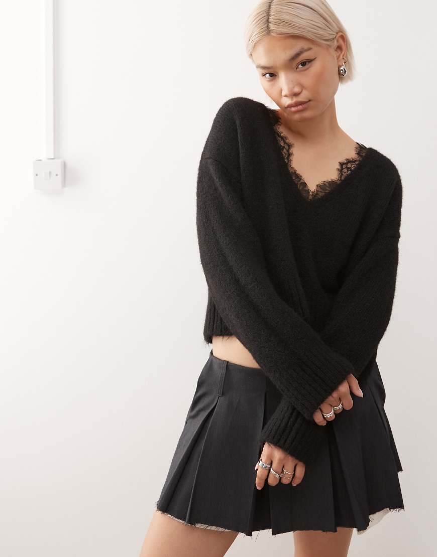 Monki - Flauschiger Strickpullover in Schwarz mit V-Ausschnitt und Spitzenbesatz von Monki
