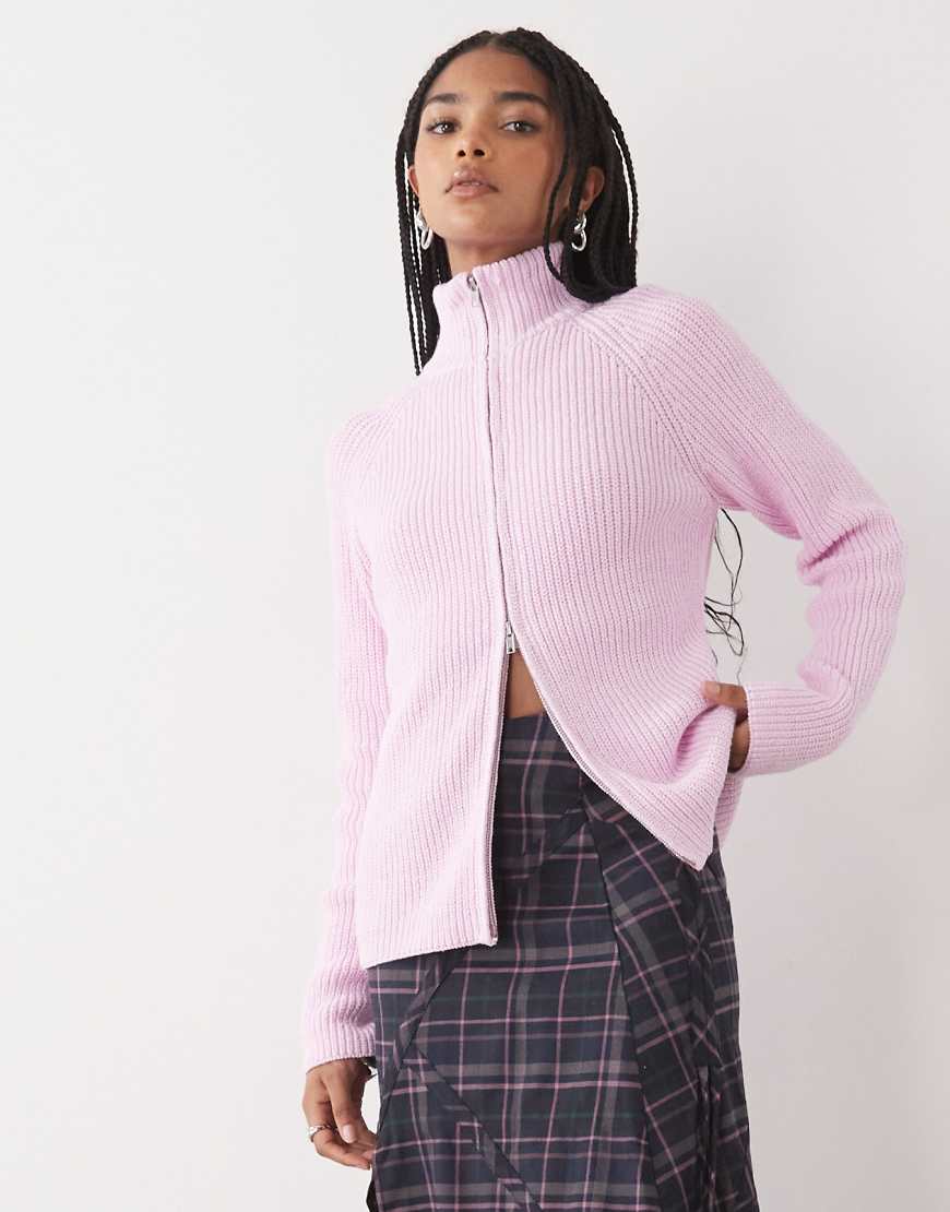 Monki - Gerippte Strickjacke in Altrosa mit Zwei-Wege-Reißverschluss Monki - Gerippte Strickjacke in Altrosa mit Zwei-Wege-Reißverschluss von Monki
