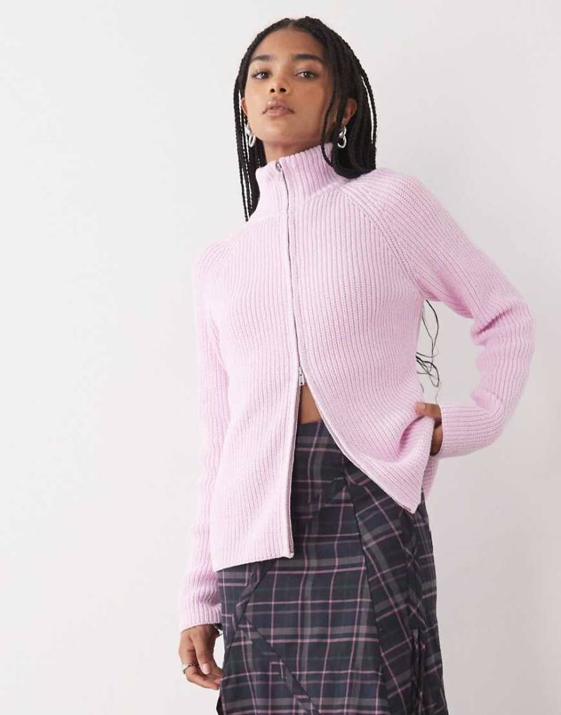 Monki - Gerippte Strickjacke in Altrosa mit Zwei-Wege-Reißverschluss Monki - Gerippte Strickjacke in Altrosa mit Zwei-Wege-Reißverschluss von Monki