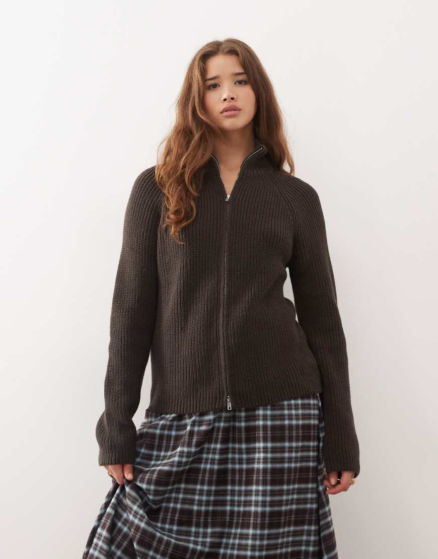 Monki - Gerippte Strickjacke in Anthrazitgrau mit Zwei-Wege-Reißverschluss von Monki