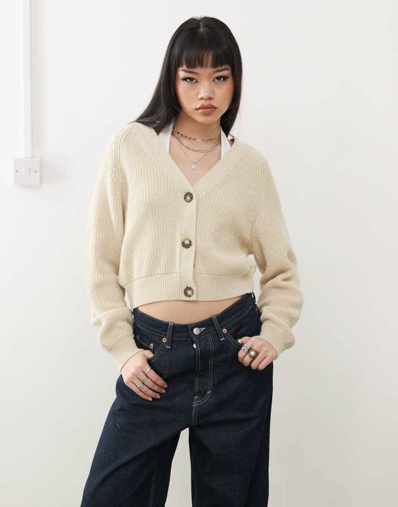 Monki - Gerippte Strickjacke in meliertem Grau mit Zopfmuster von Monki