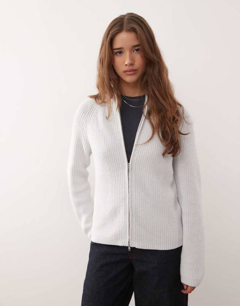 Monki - Gerippte Strickjacke in zartem Grau mit Zwei-Wege-Reißverschluss von Monki