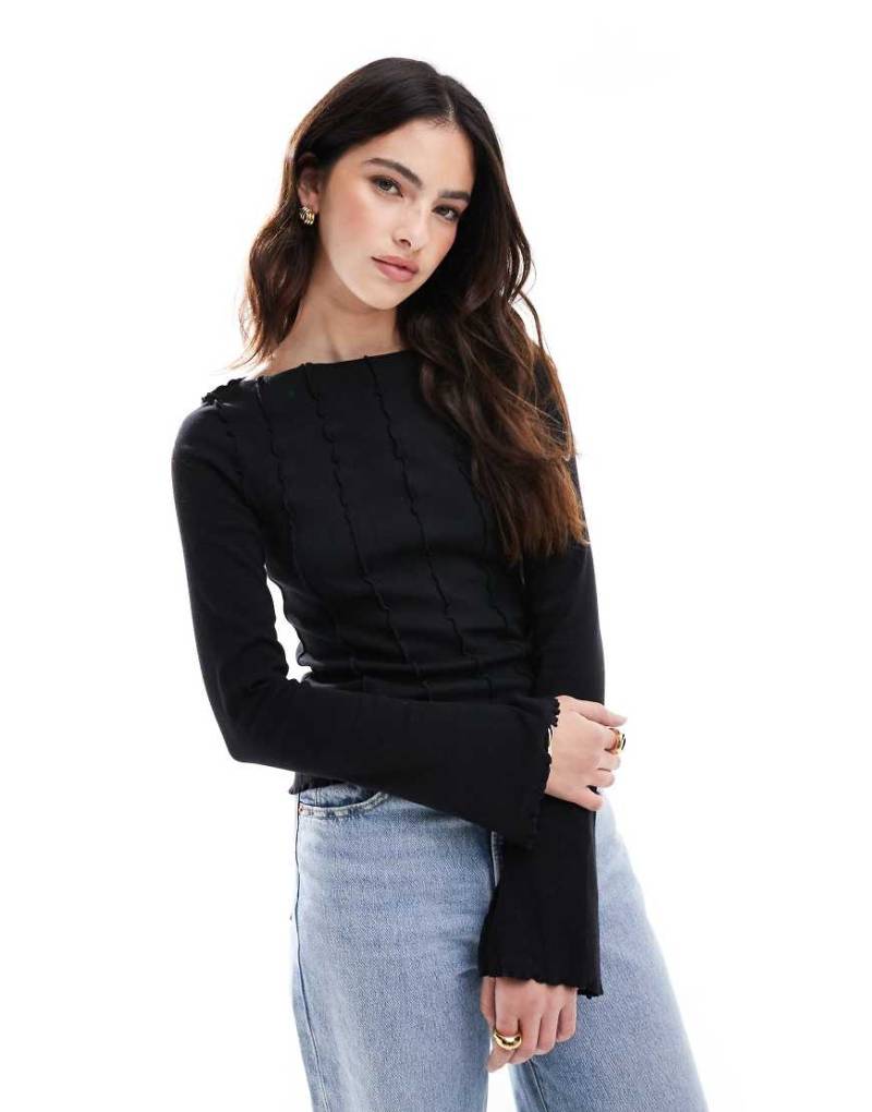 Monki - Geripptes Jersey-Oberteil in Schwarz mit Überwendlichnähten von Monki
