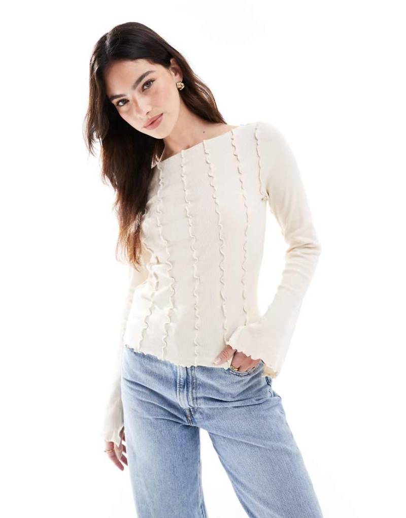 Monki - Geripptes Oberteil uas Jersey in hellem Beige mit Overlock-Nähten-Neutral von Monki