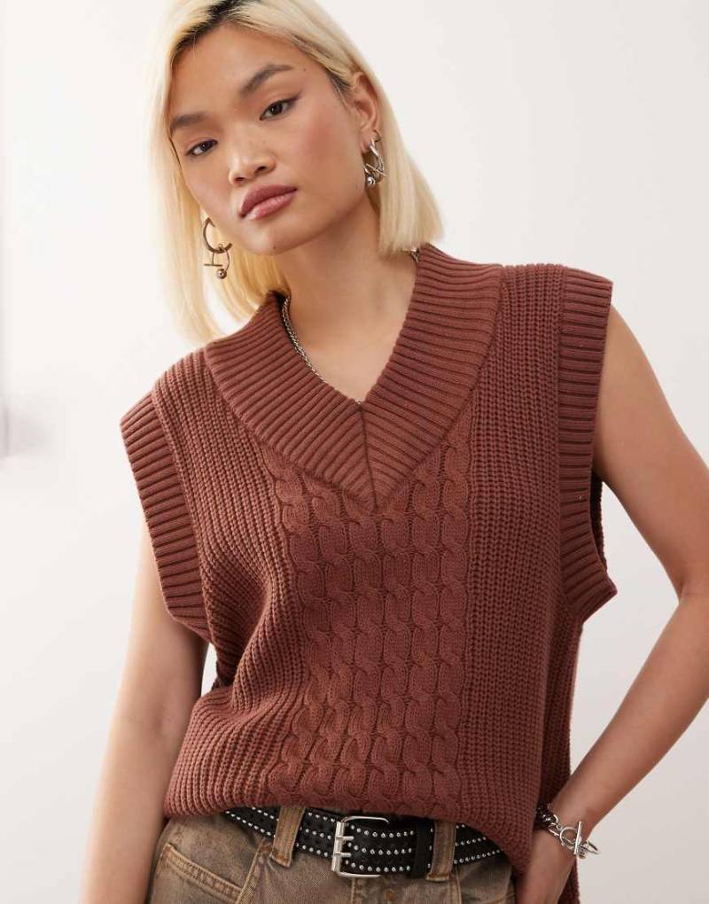 Monki - Gestrickter College-Pullunder in Schokobraun-Brown von Monki