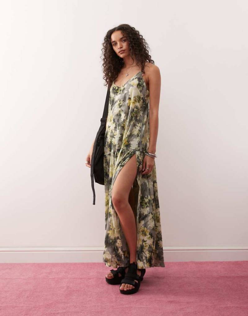 Monki - Gestuftes, fließendes Maxikleid mit Knitterstruktur, tiefem gebundenem Rückenausschnitt und Blumenprint in Grau und Gelb Monki - Gestuftes, fließendes Maxikleid mit Knitterstruktur, tiefem gebundenem Rückenausschnitt und Blumenprint in Grau und Gelb von Monki