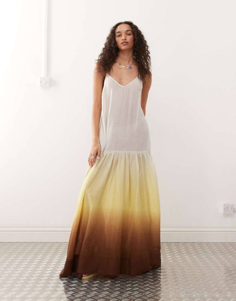 Monki - Gestuftes, fließendes Maxikleid mit Knitterstruktur, tiefem gebundenem Rückenausschnitt und braunem Farbverlauf-Weiß von Monki