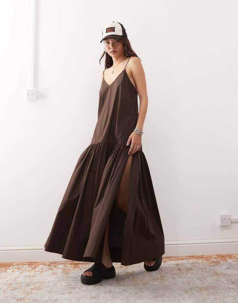 Monki - Gestuftes, schwingendes Maxikleid in Dunkelbraun mit tiefem Rückenausschnitt mit Bindedetail von Monki