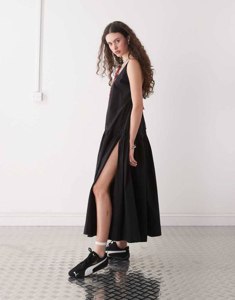 Monki - Gestuftes, schwingendes Maxikleid in Schwarz mit tiefem Rückenausschnitt mit Bindedetail Monki - Gestuftes, schwingendes Maxikleid in Schwarz mit tiefem Rückenausschnitt mit Bindedetail von Monki
