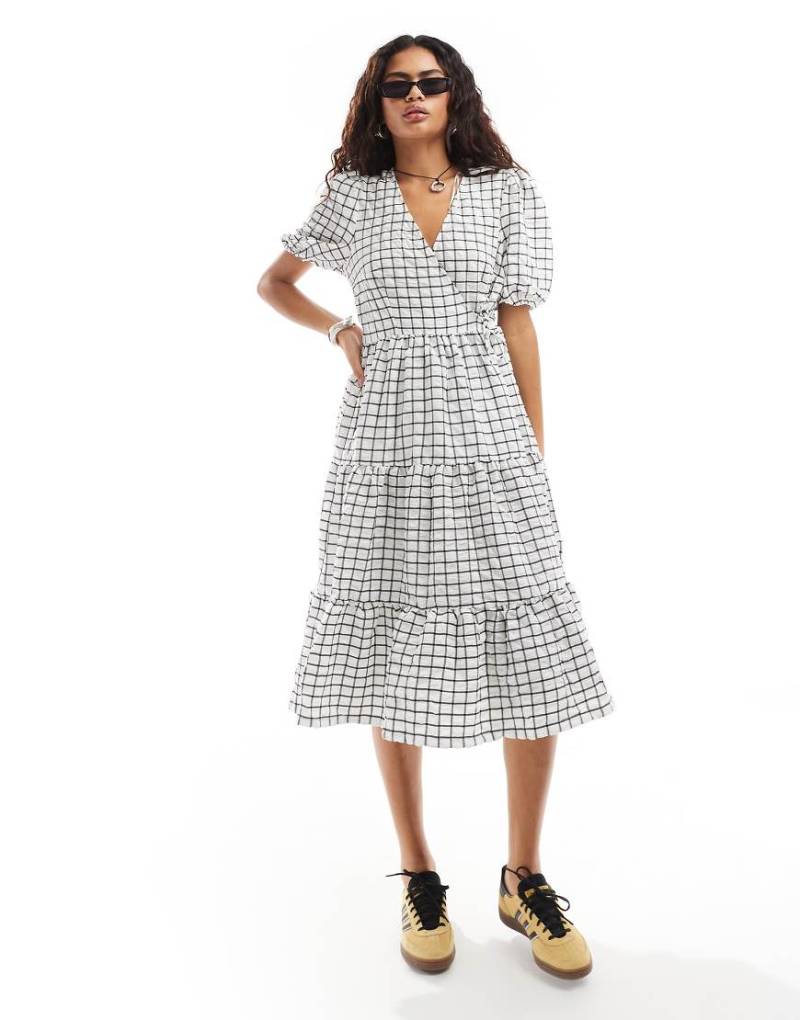 Monki - Gewickeltes Midi-Hängerkleid in Weiß mit gestuftem Saum und großem schwarzem Karomuster-Bunt von Monki
