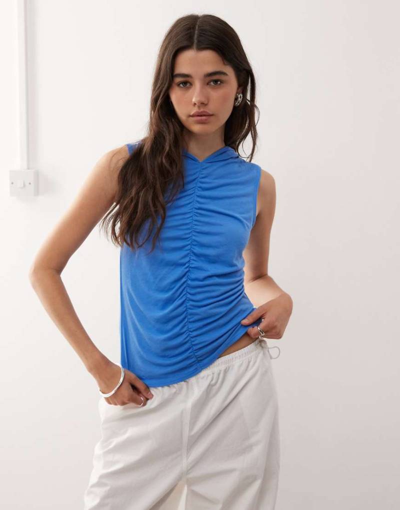 Monki - Halbtransparentes Tanktop in Blau mit geraffter Vorderseite und Kapuze von Monki