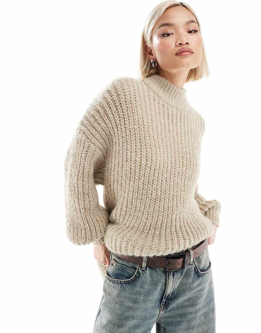 Monki - Hochgeschlossener, gerippter Pullover aus Grobstrick in Beige mit voluminösen Ärmeln-Neutral von Monki