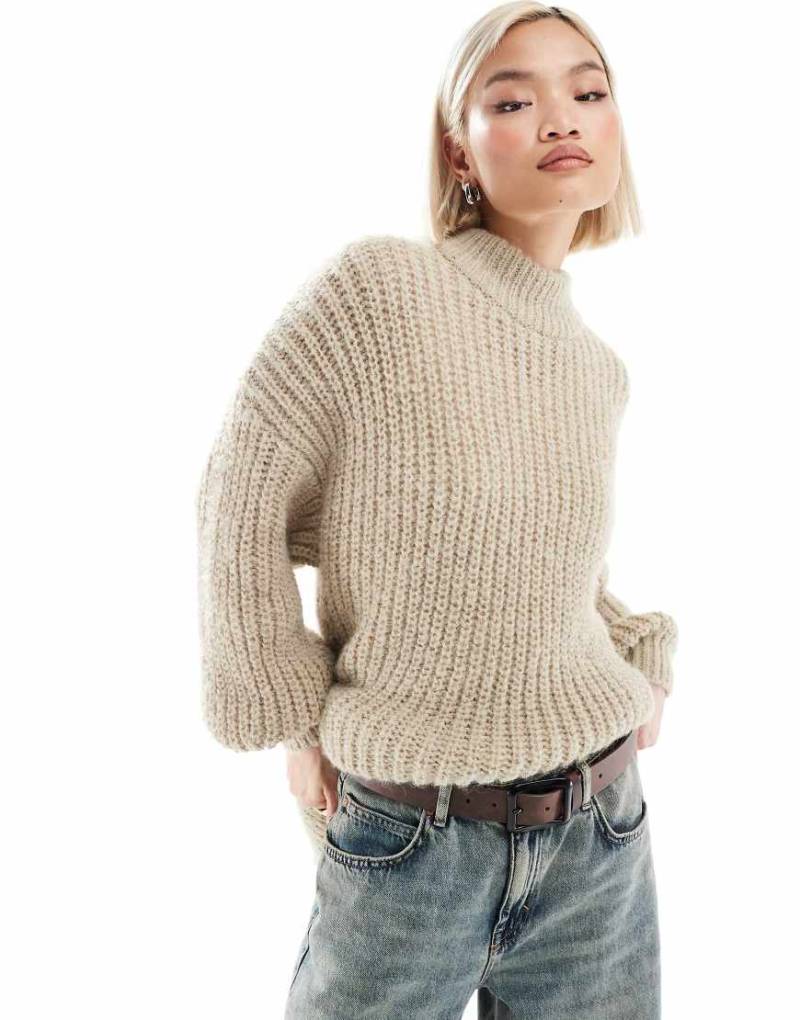 Monki - Hochgeschlossener, gerippter Pullover aus Grobstrick in Beige mit voluminösen Ärmeln-Neutral von Monki