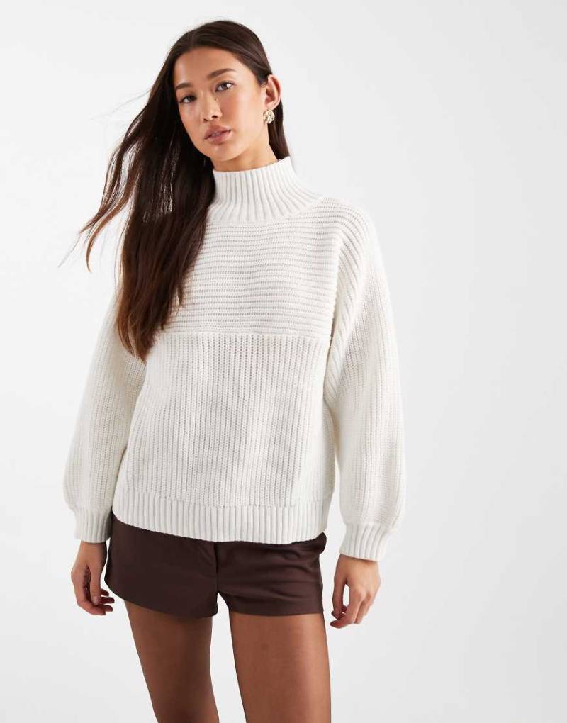 Monki - Hochgeschlossener, gerippter Pullover aus Grobstrick in Weiß mit voluminösen Ärmeln-Schwarz von Monki