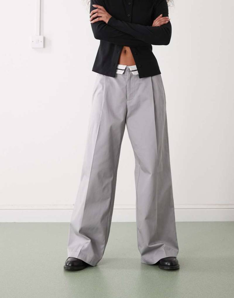 Monki - Hose aus Twill in Dunkelgrau mit weitem Bein und umgeschlagenem Bund von Monki