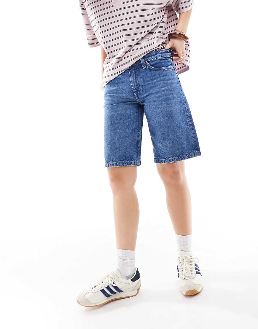 Monki - Imoo - Jeans-Jorts in mittelblauer Waschung mit niedrigem Bund von Monki