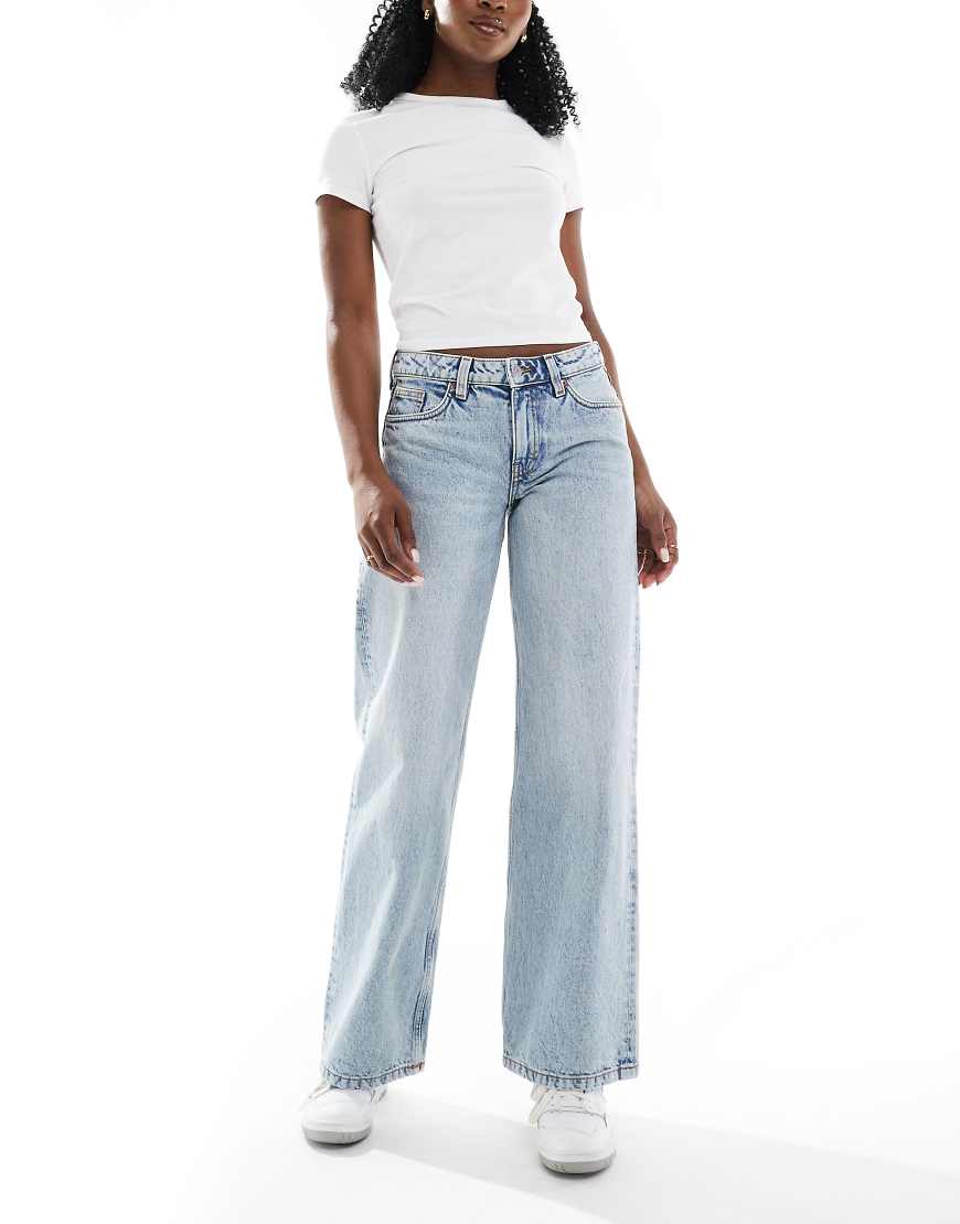 Monki - Imoo - Tief sitzende Jeans in hellblauer Waschung mit weitem Bein von Monki