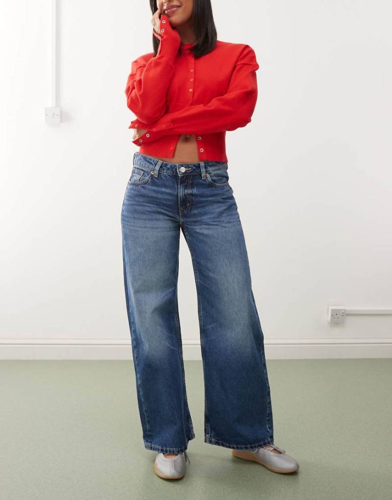 Monki - Imoo - Weit geschnittene Jeans in mittelblauer Waschung mit niedrigem Bund von Monki
