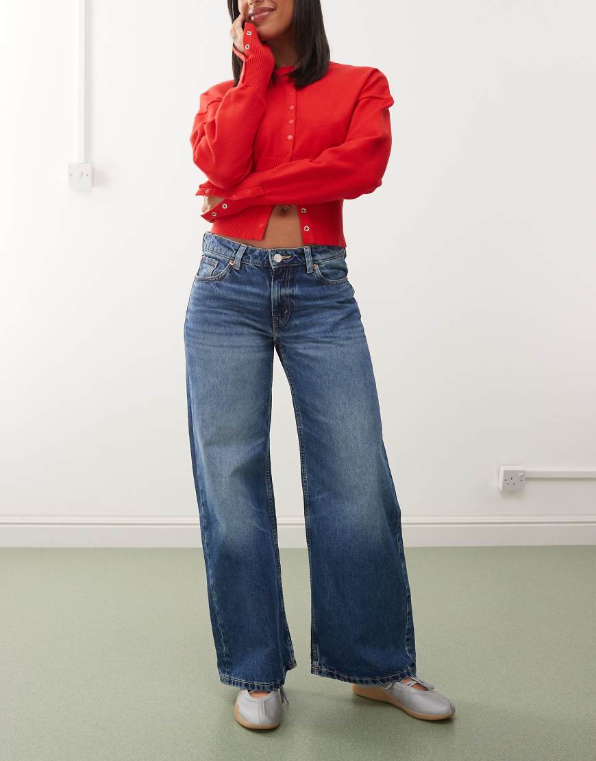 Monki - Imoo - Weit geschnittene Jeans in mittelblauer Waschung mit niedrigem Bund von Monki
