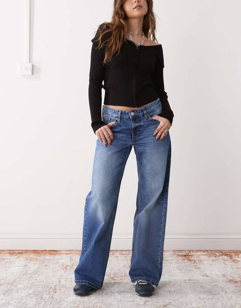 Monki - Imoo - Weit geschnittene Jeans in mittelblauer Waschung mit niedrigem Bund von Monki