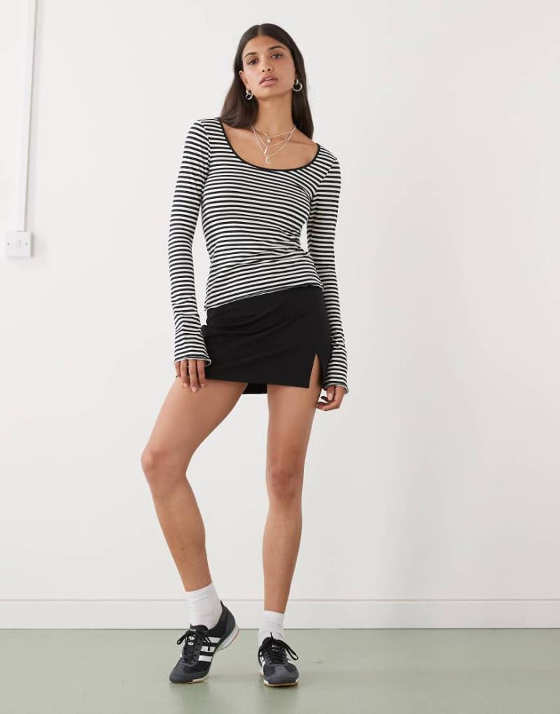 Monki - Jersey-Minirock in Schwarz mit Frontschlitz von Monki