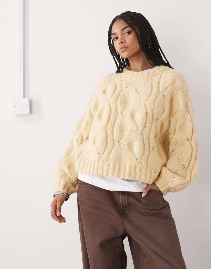 Monki - Kastiger Cropped-Strickpullover in Honiggelb mit Zopfmuster-Neutral von Monki