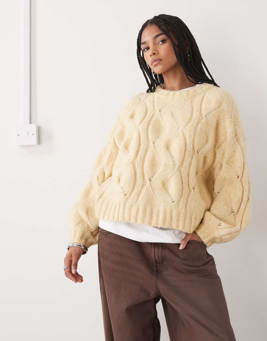 Monki - Kastiger Cropped-Strickpullover in Honiggelb mit Zopfmuster-Neutral von Monki