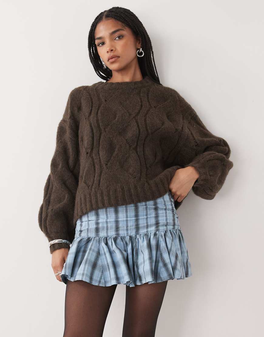 Monki - Kastiger Cropped-Strickpullover in Schokobraun mit Zopfmuster-Brown von Monki