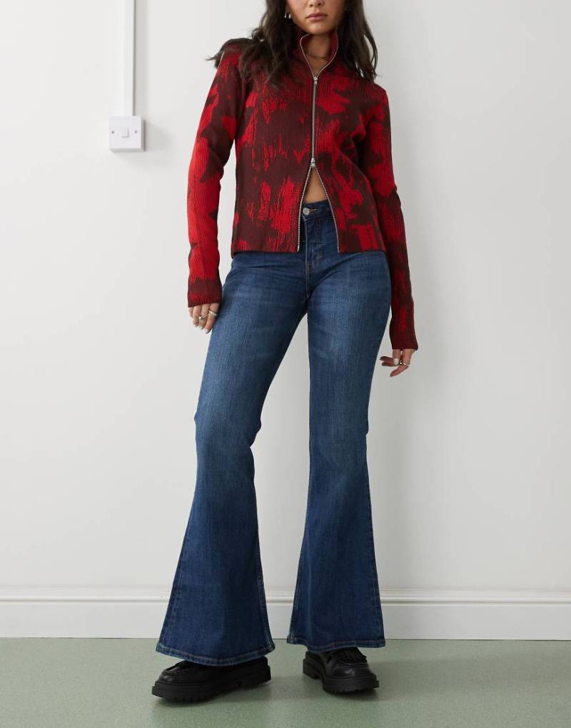 Monki - Katsumi - Bootcut-Jeans in dunkler meerblauer Waschung mit ausgestelltem Bein und niedrigem Bund von Monki