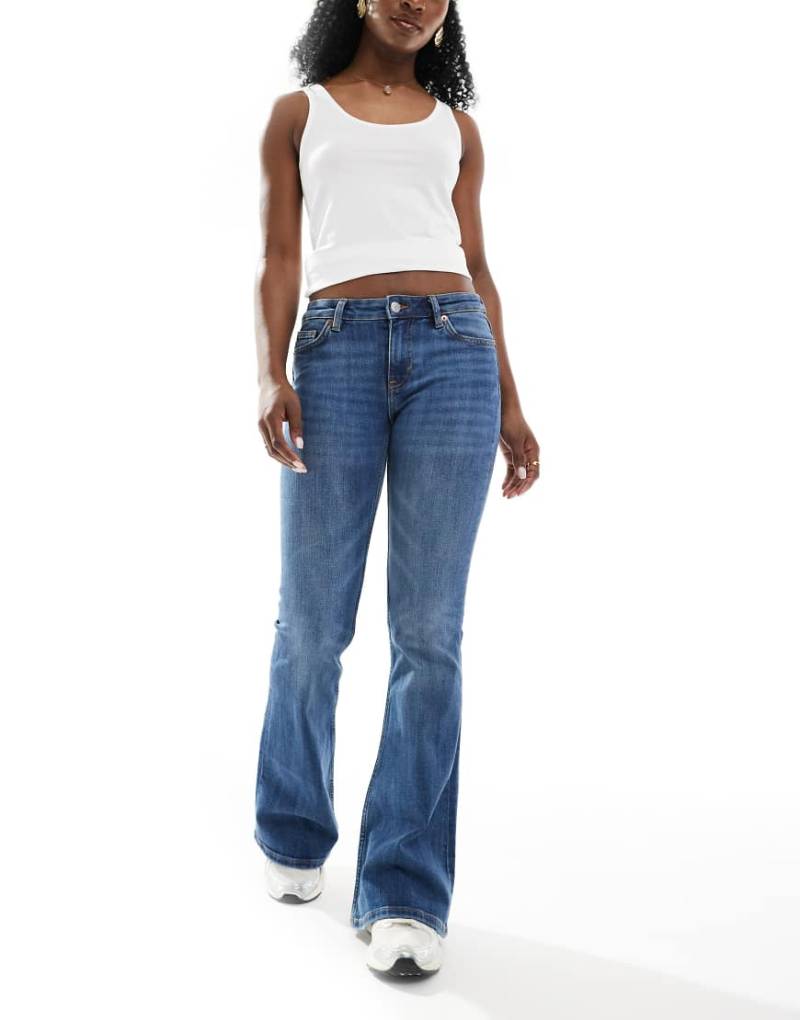 Monki - Katsumi - Schlagjeans in verblasster blauer Waschung mit niedrigem Bund von Monki