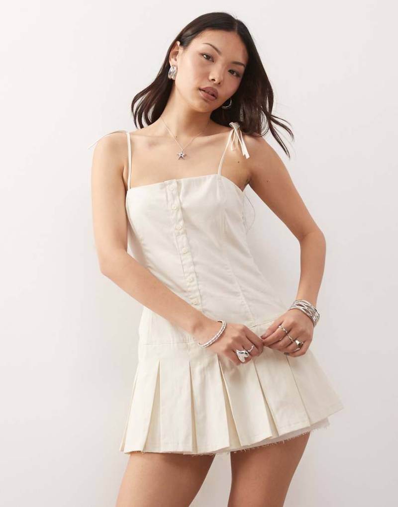 Monki - Minikleid aus Baumwolle in Weiß mit Faltenrock und tief angesetzter Taille von Monki