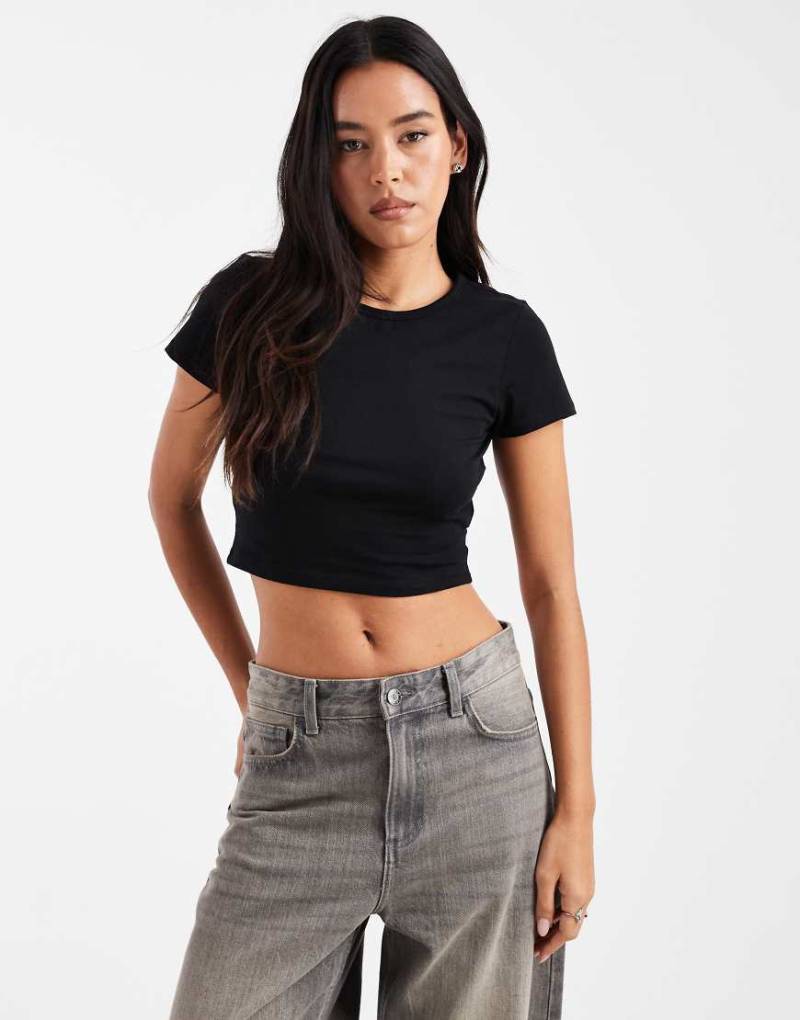 Monki - Knapp geschnittenes T-Shirt in Schwarz mit geschrumpfter Optik von Monki