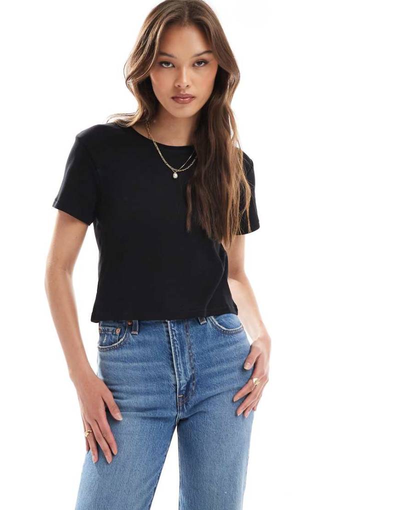 Monki - Knapp geschnittenes T-Shirt in Schwarz von Monki