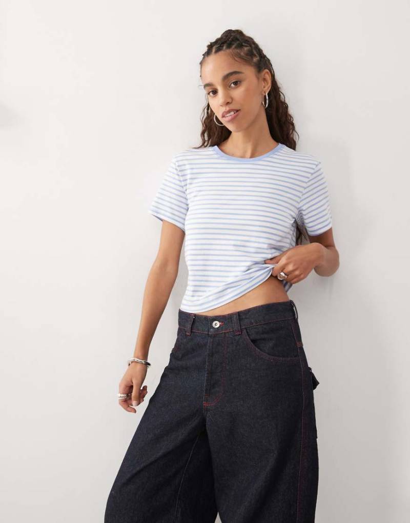 Monki - Knapp geschnittenes T-Shirt mit Streifenmuster in Blau und Weiß-Bunt von Monki