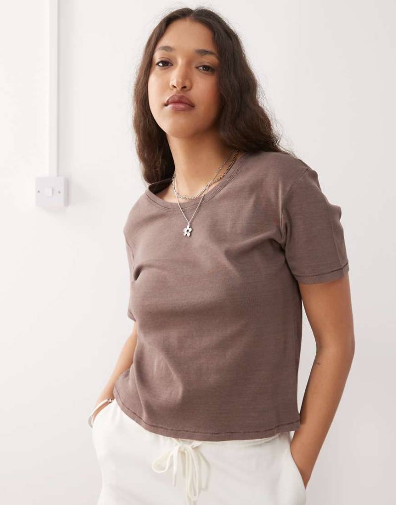 Monki - Knapp sitzendes T-Shirt in Schokobraun von Monki