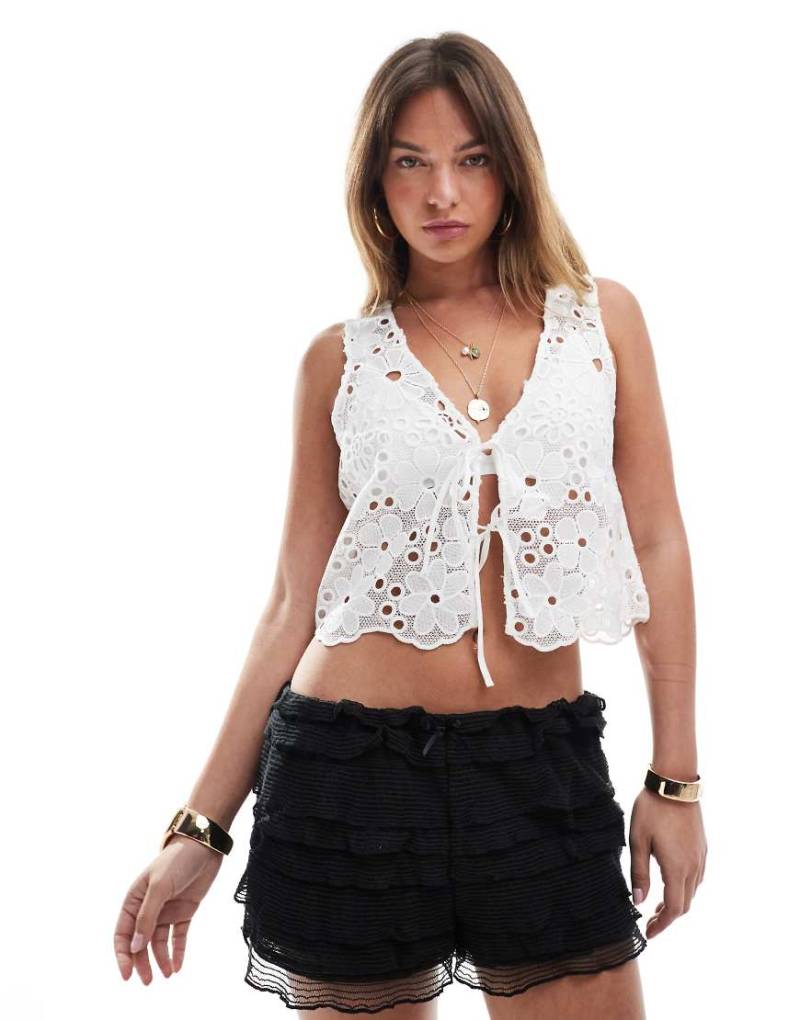 Monki - Knappe Bloomer-Shorts in Schwarz mit Rüschen von Monki