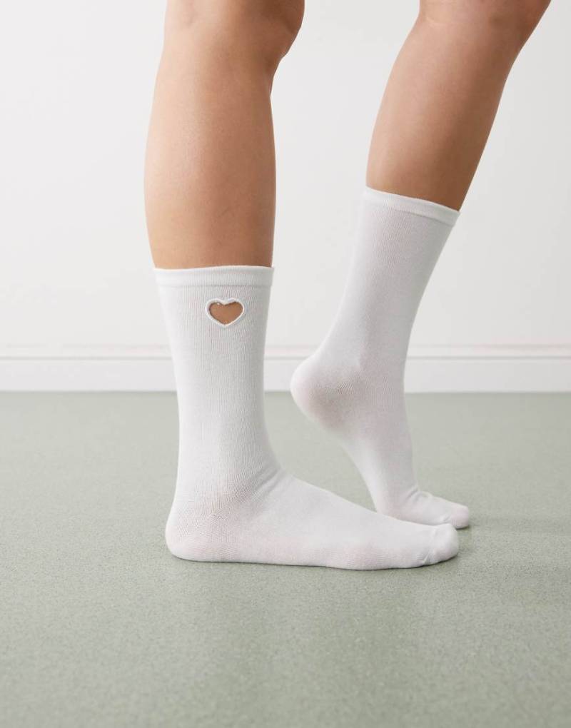 Monki - Knöchelsocken in Weiß mit herzförmigem Cut-out von Monki