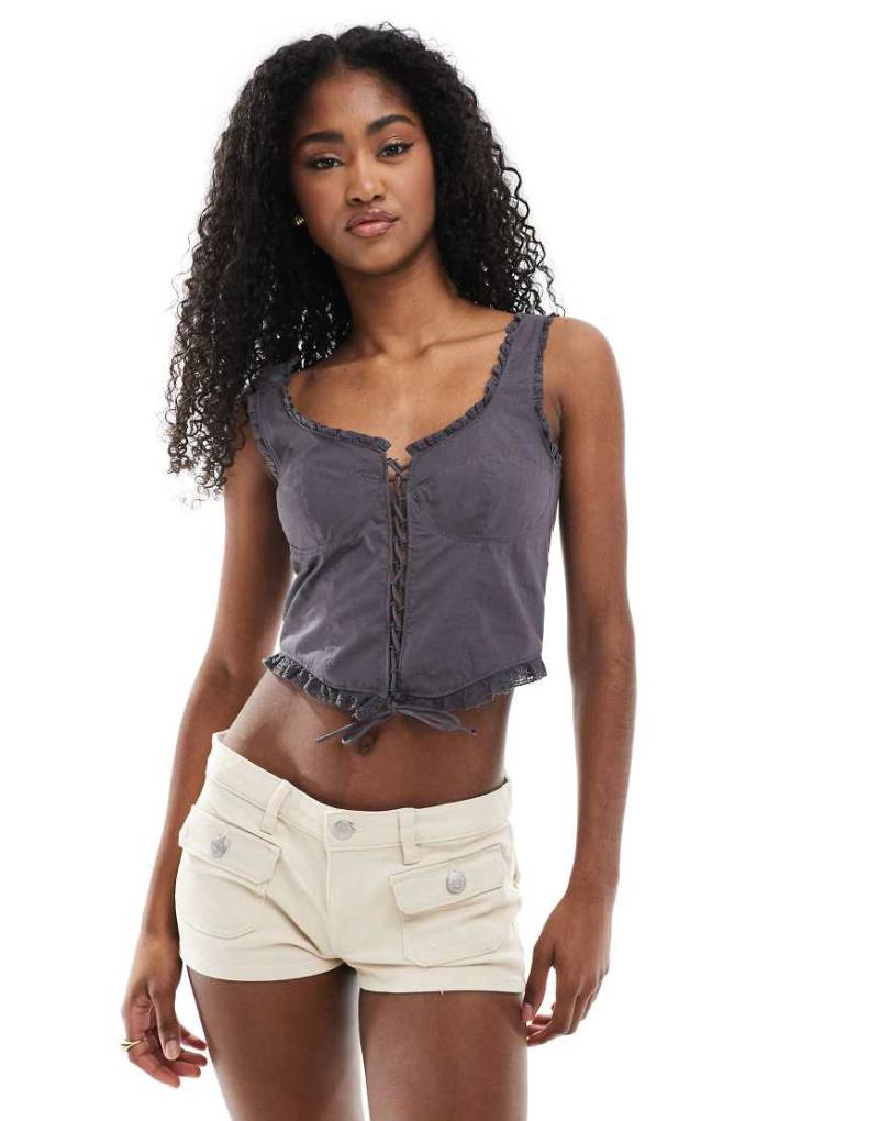 Monki - Korsett-Top in verblichenem Schwarz mit Rüschenrand aus Spitze und Schnürdetail von Monki