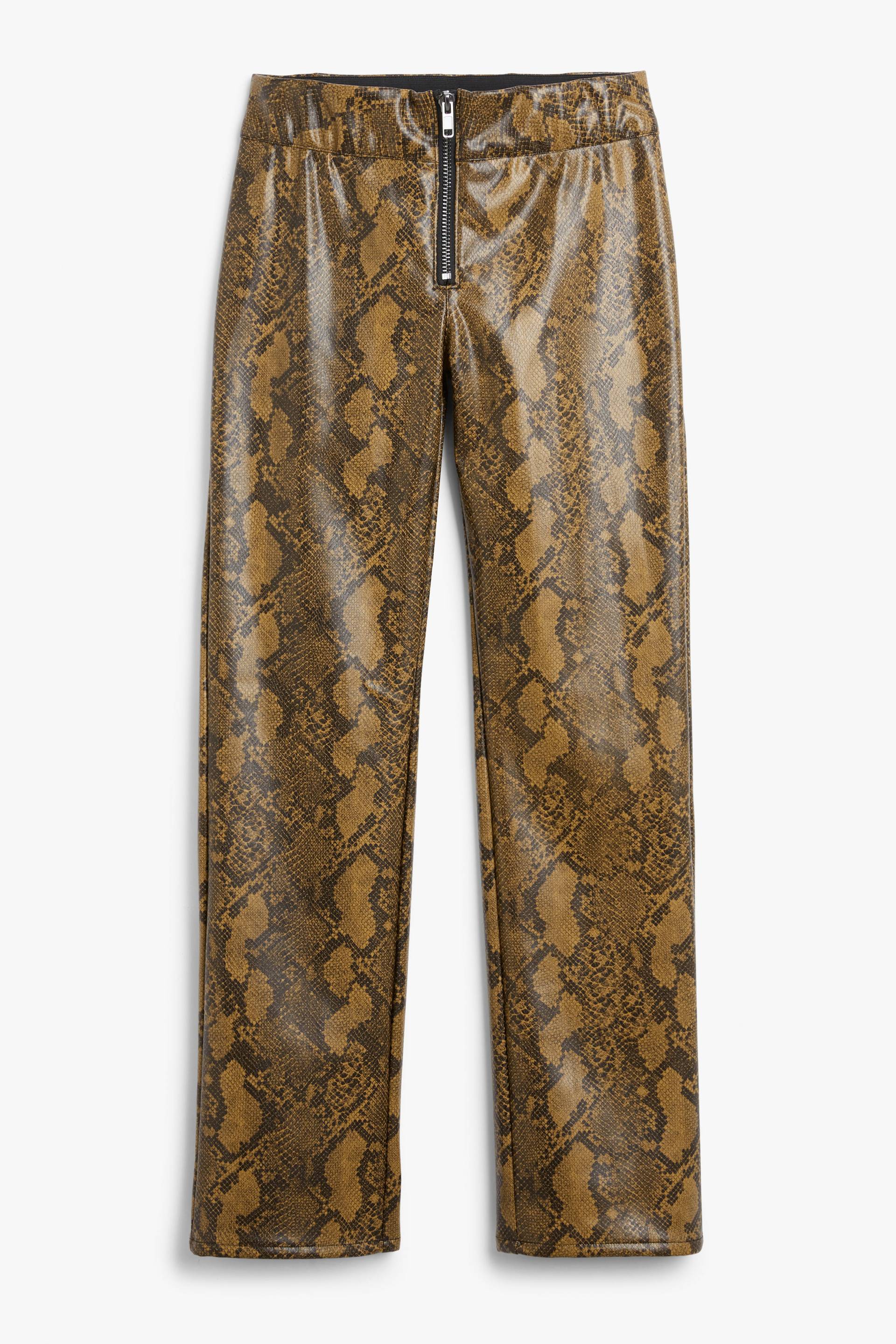 Monki Kunstlederhose mit niedrigem Bund und geradem Bein Brauner Schlangenprint, Chinohosen in Größe 44. Farbe: Brown snake von Monki