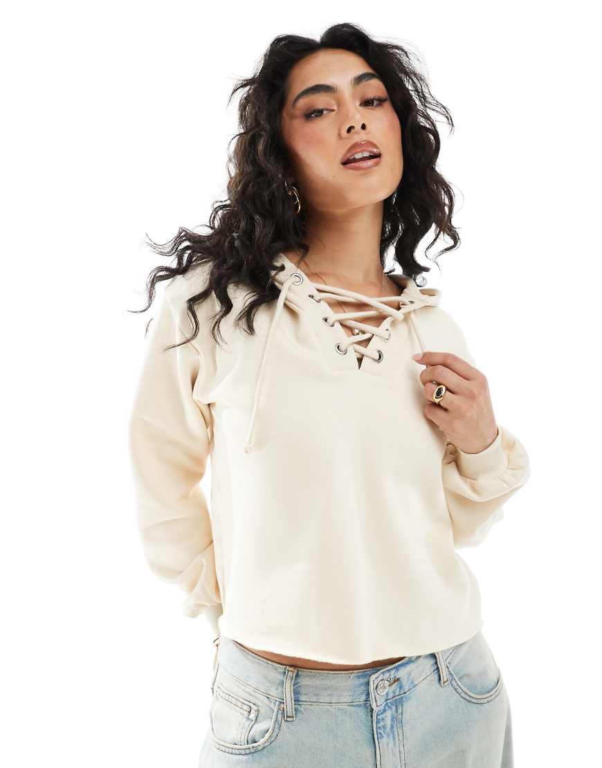 Monki - Kurz geschnittener Kapuzenpullover in Wollweiß mit Schnürdetail von Monki