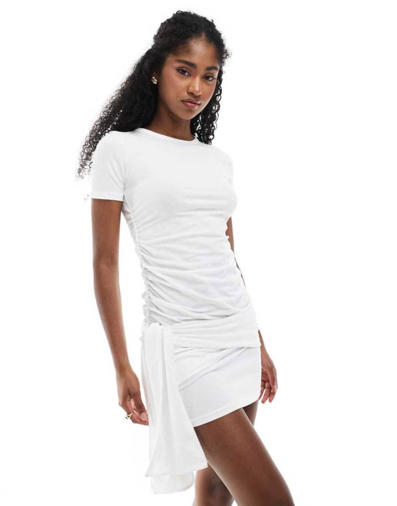 Monki - Kurzärmliges, gerafftes Minikleid in Weiß mit Drapierung von Monki