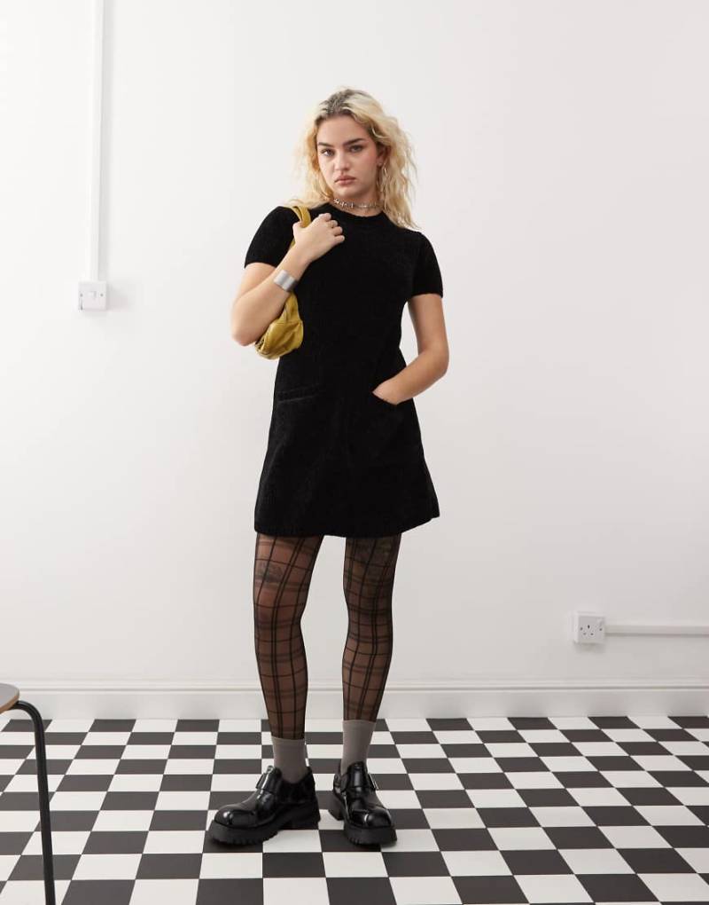 Monki - Kurzärmliges, superweiches Mini-Strickkleid in Schwarz von Monki