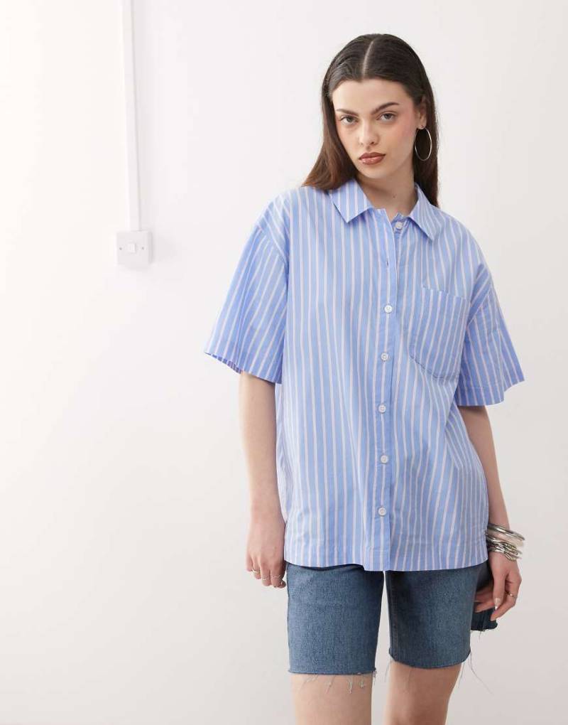 Monki - Kurzärmliges Oversize-Hemd mit blauem Streifen von Monki