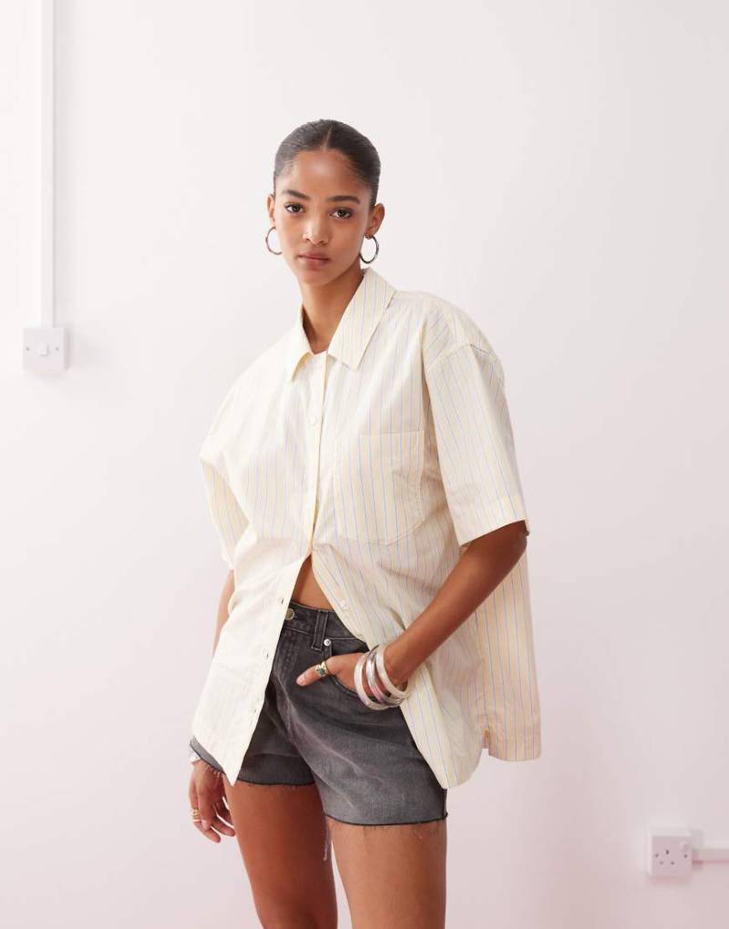 Monki - Kurzärmliges Oversize-Hemd mit weißen und buttergelben Streifen von Monki