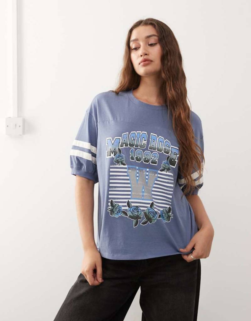 Monki - Kurzärmliges Oversize-T-Shirt in verwaschenem Blau mit College-Print von Monki