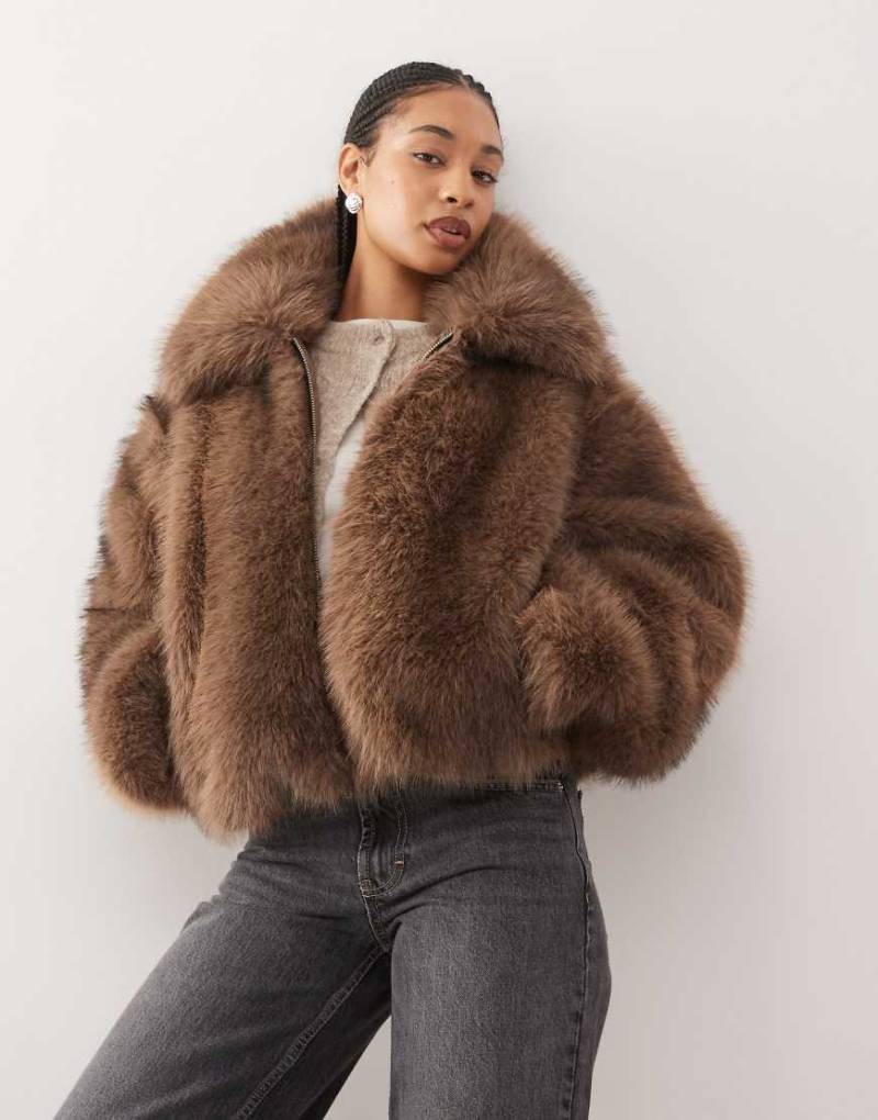 Monki - Kurze Jacke aus Kunstpelz in Mittelbraun-Brown Monki - Kurze Jacke aus Kunstpelz in Mittelbraun-Brown von Monki