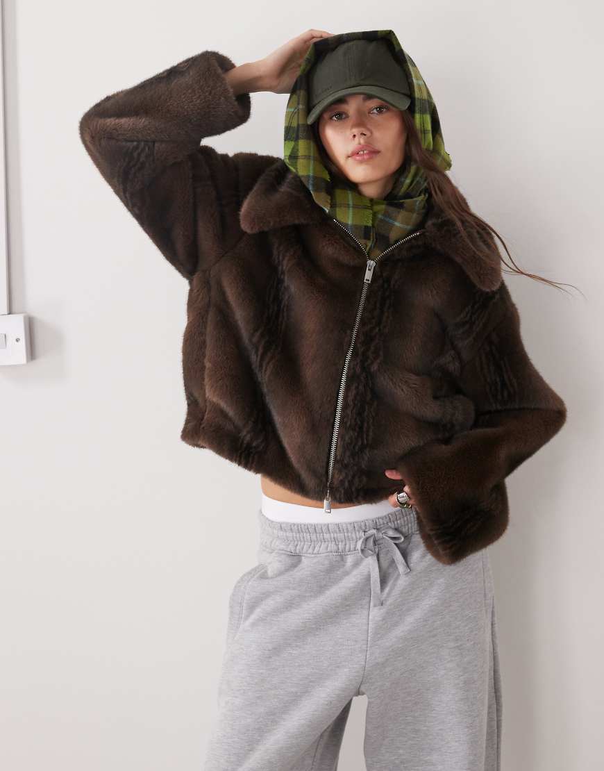 Monki - Kurze Jacke aus Kunstpelz in Schokobraun-Brown von Monki