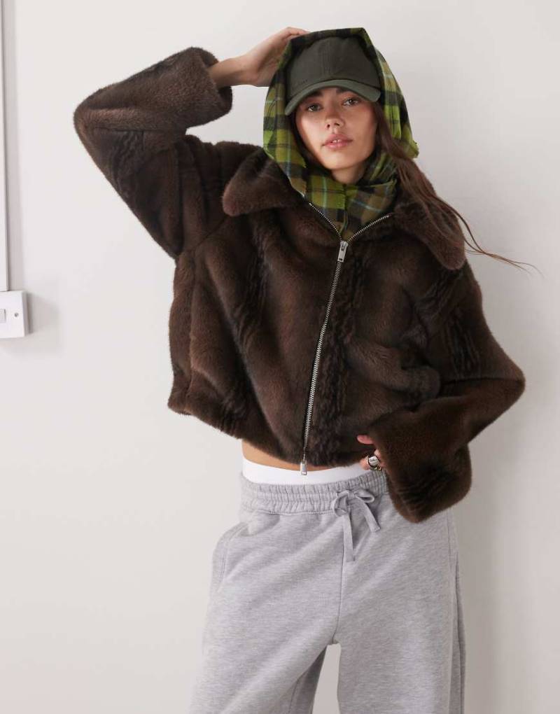 Monki - Kurze Jacke aus Kunstpelz in Schokobraun-Brown Monki - Kurze Jacke aus Kunstpelz in Schokobraun-Brown von Monki